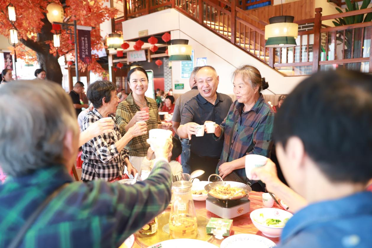 学校举办重阳节退休教师聚餐活动