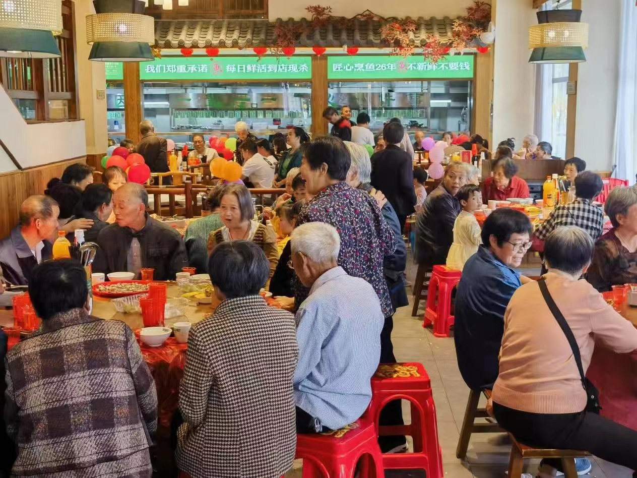 学校举办重阳节退休教师聚餐活动