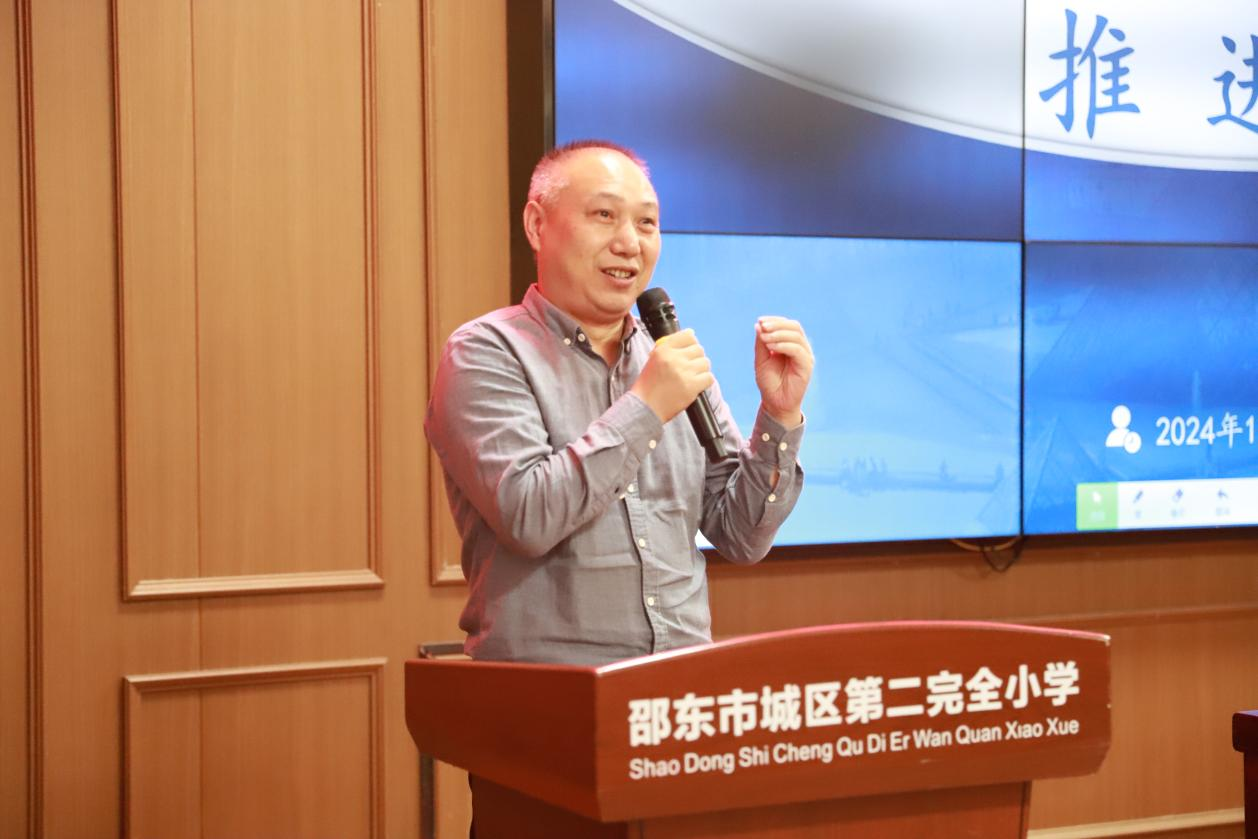 城区二小开展主题式校本研修实施推进会