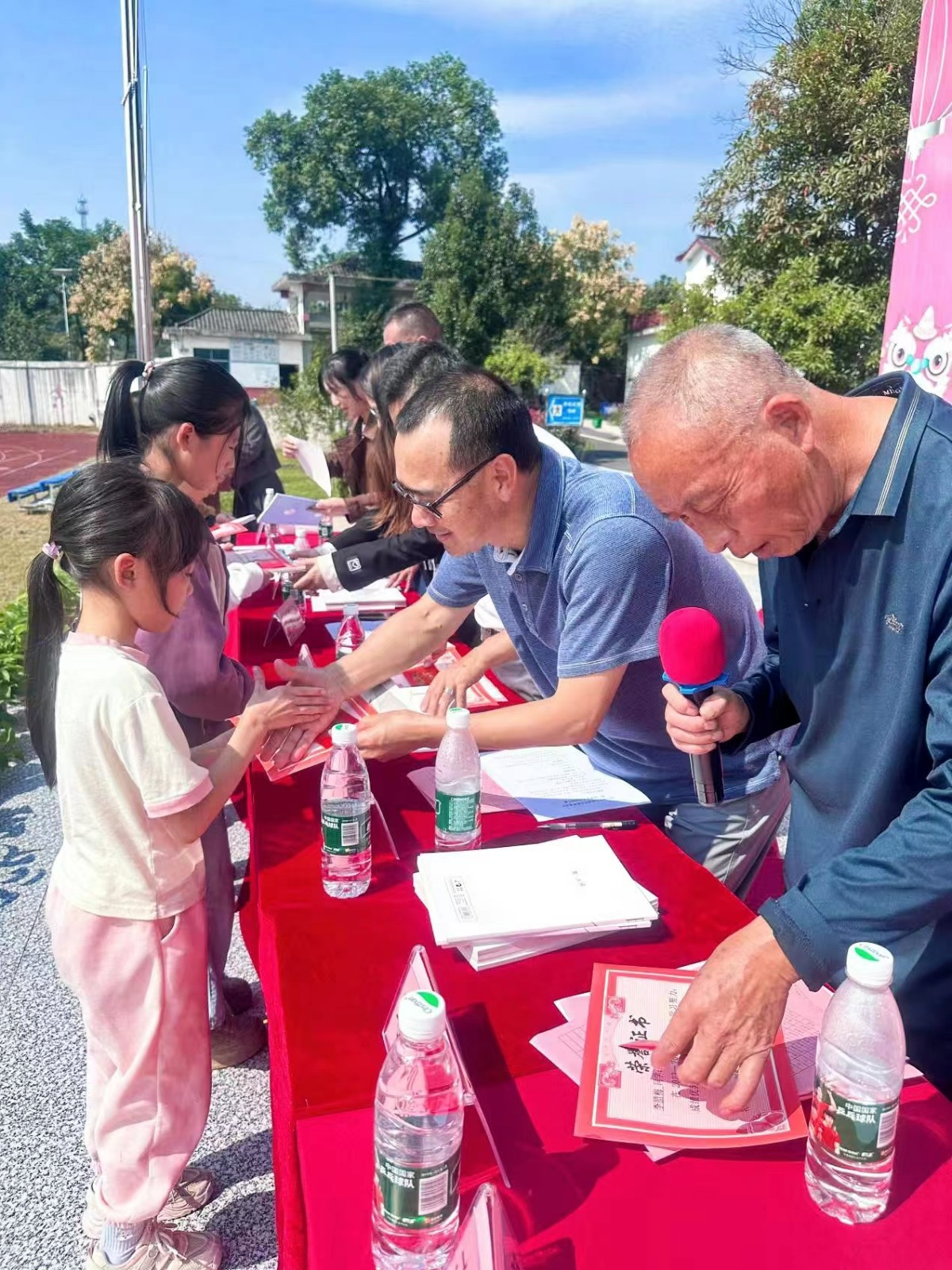 新宁县崀山镇中心学校 举行第二届“明志教育基金”颁奖典礼