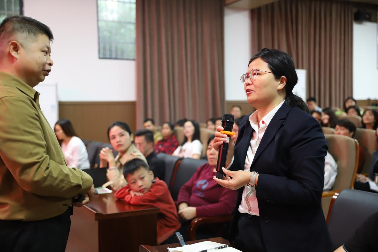 城区二小家长学校正式开课