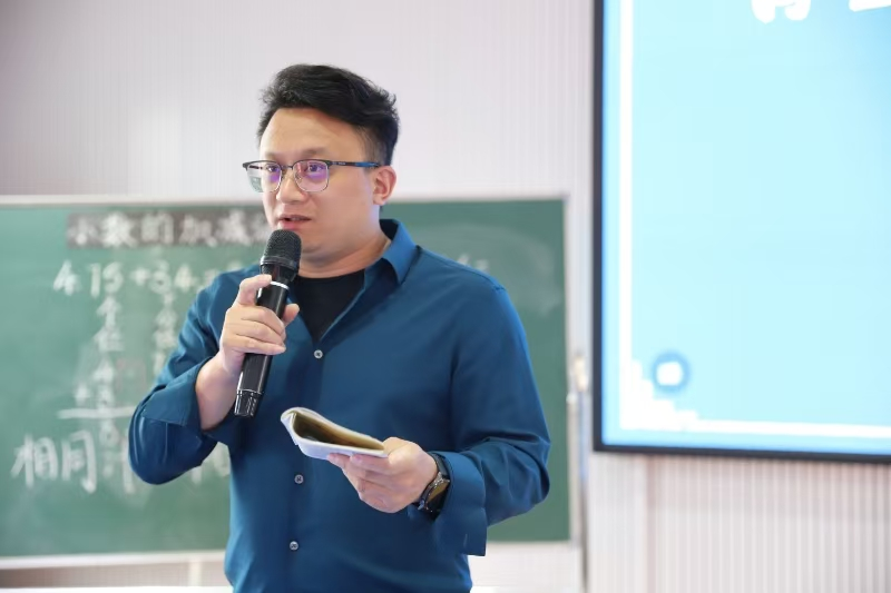 城区二小青蓝学院举行数学校本研修