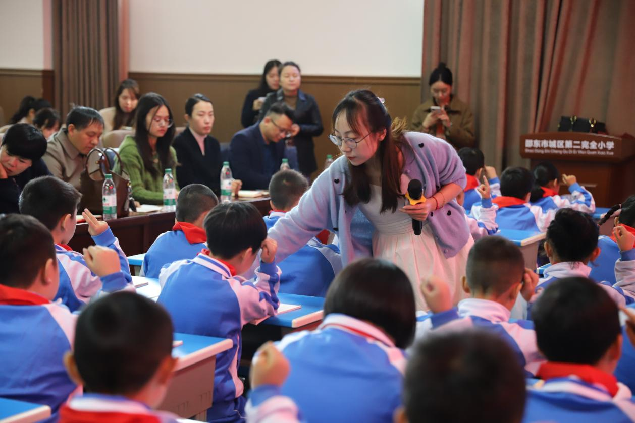 城区二小举行“壹课堂”主题式校本研修
