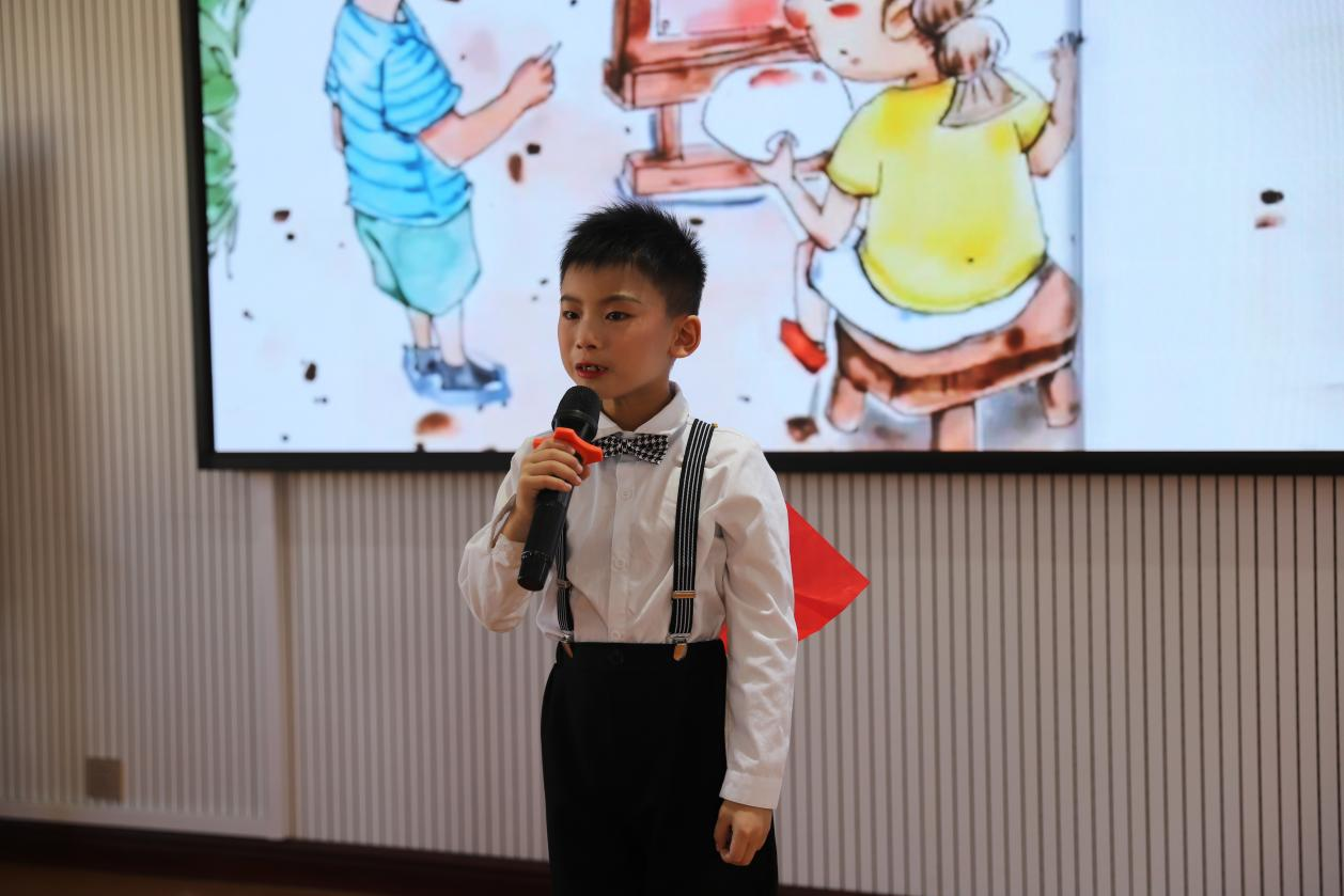 学校举行一年级小故事演讲比赛