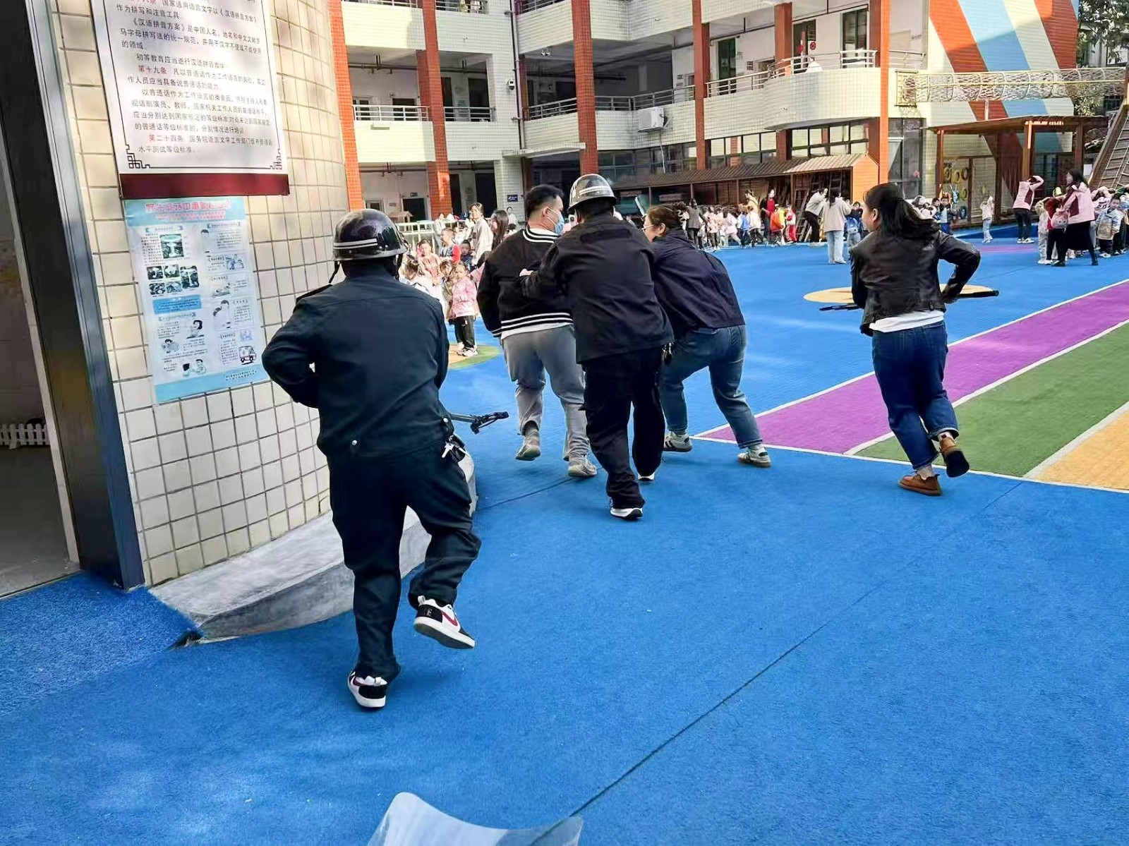 以“演”筑防，临“暴”不乱