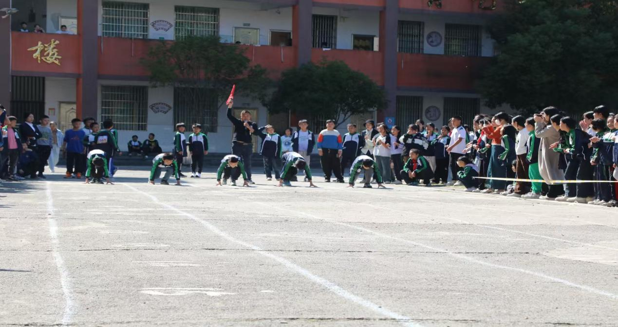 五峰铺镇中心完小举行第三届秋季运动会