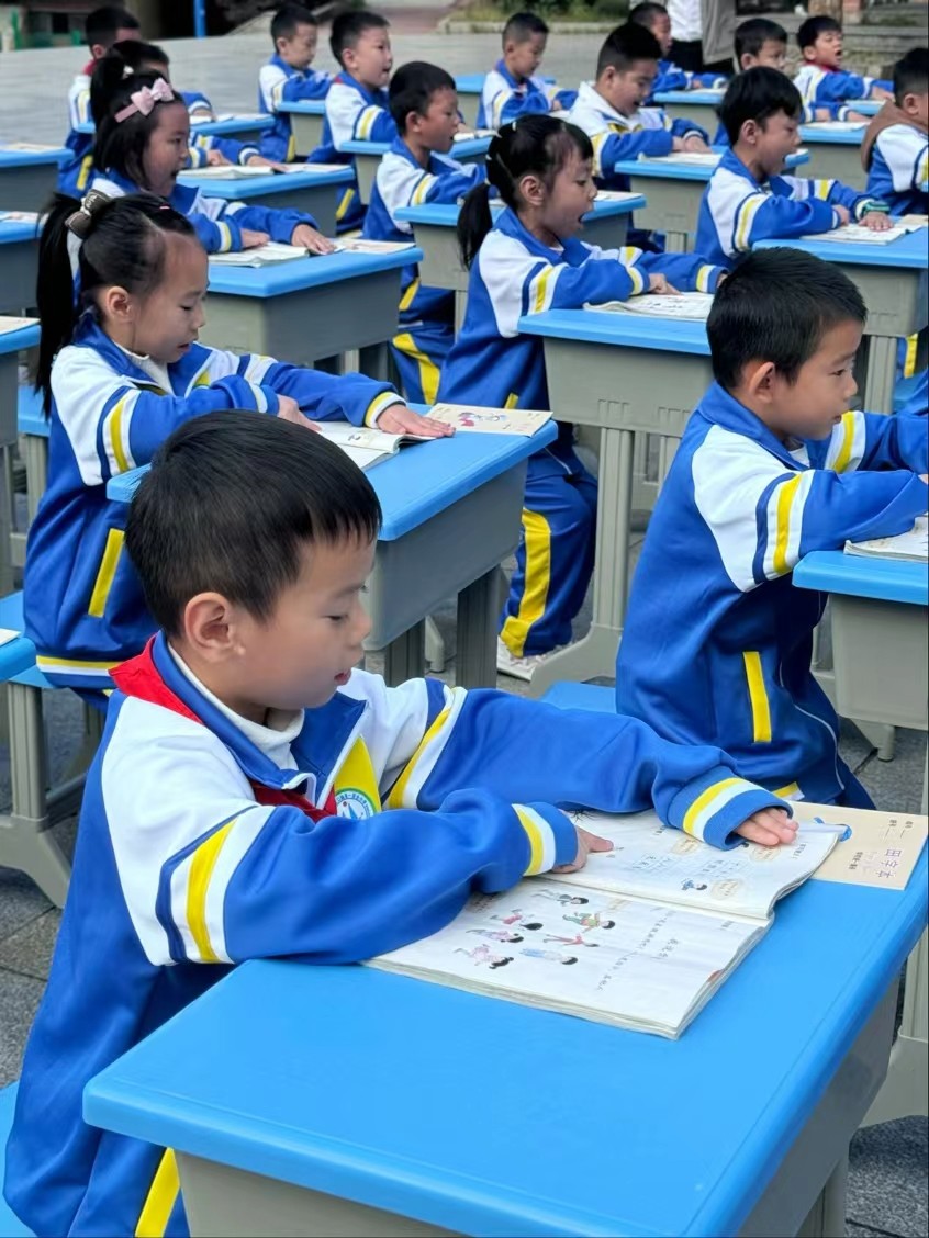 秋高气爽展风采，精神饱满向未来