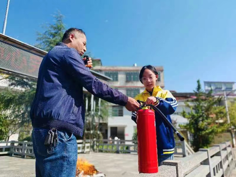 白仓中心完小 秋季消防演练圆满成功