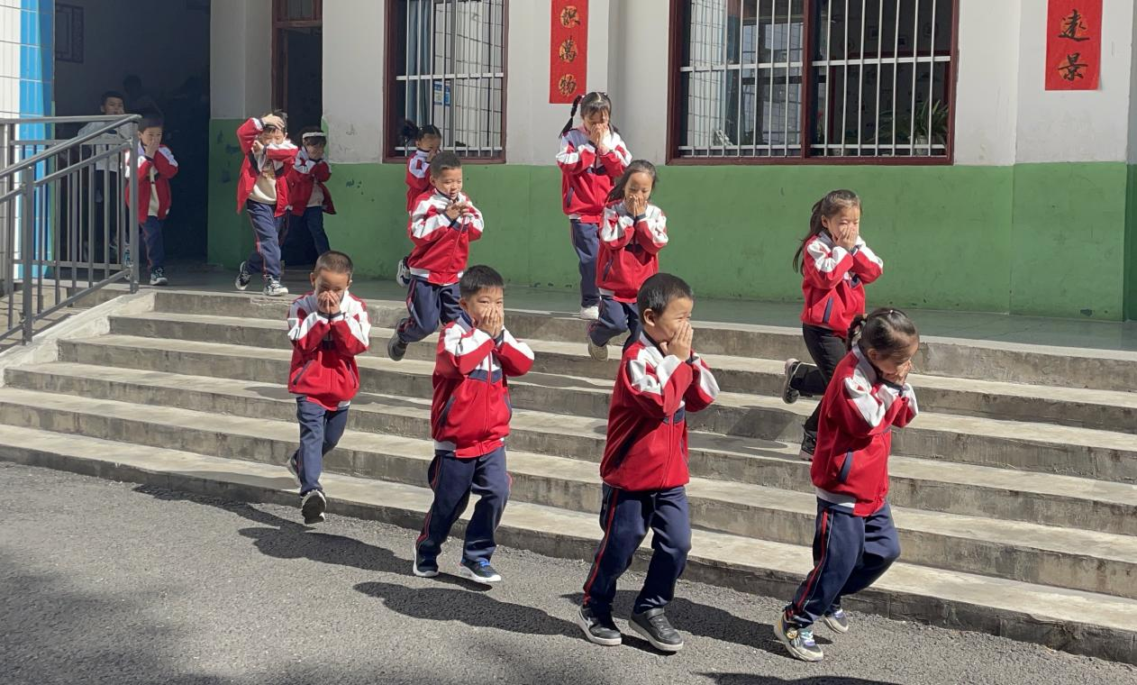 金城学校举行消防安全知识讲座暨应急疏散演练