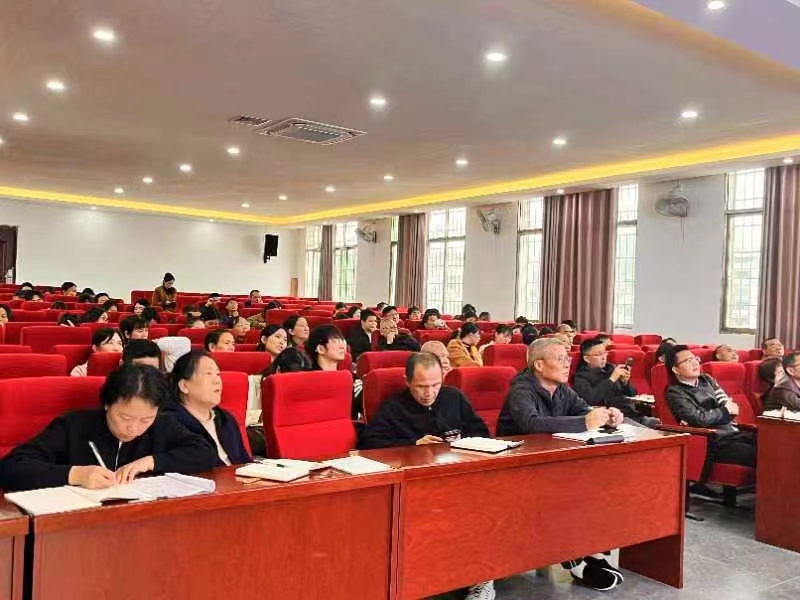 凝心聚力共研讨，卯足干劲备高考