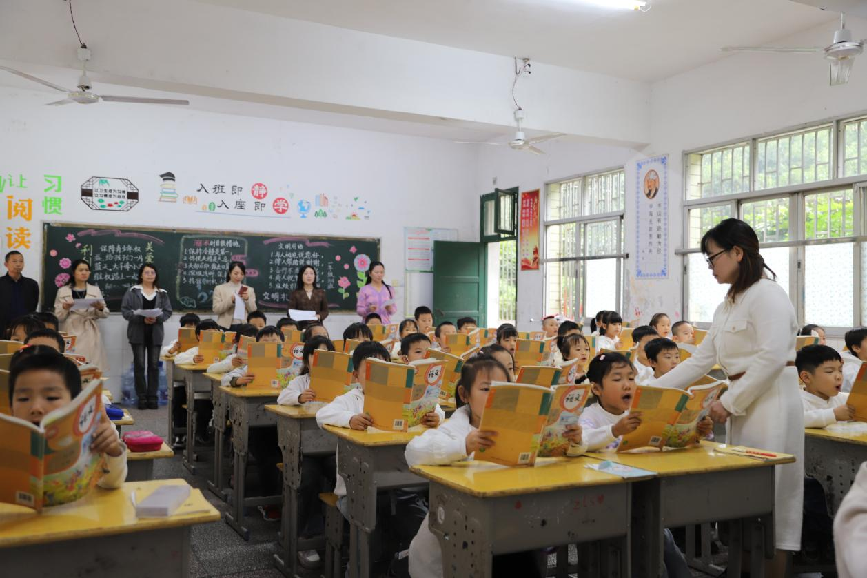 城区二小举行一年级常规展示活动