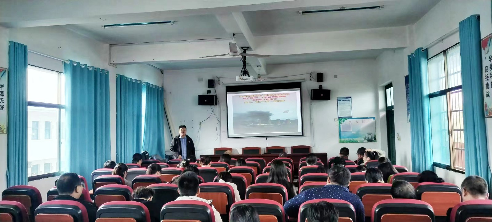 白沙中心小学举行秋季学期消防安全知识讲座及紧急疏散演练