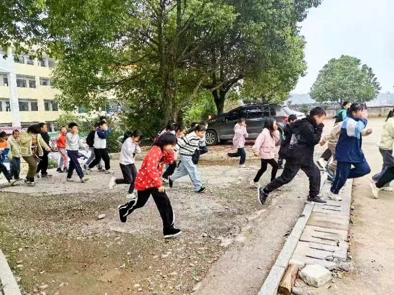 白沙中心小学举行秋季学期消防安全知识讲座及紧急疏散演练