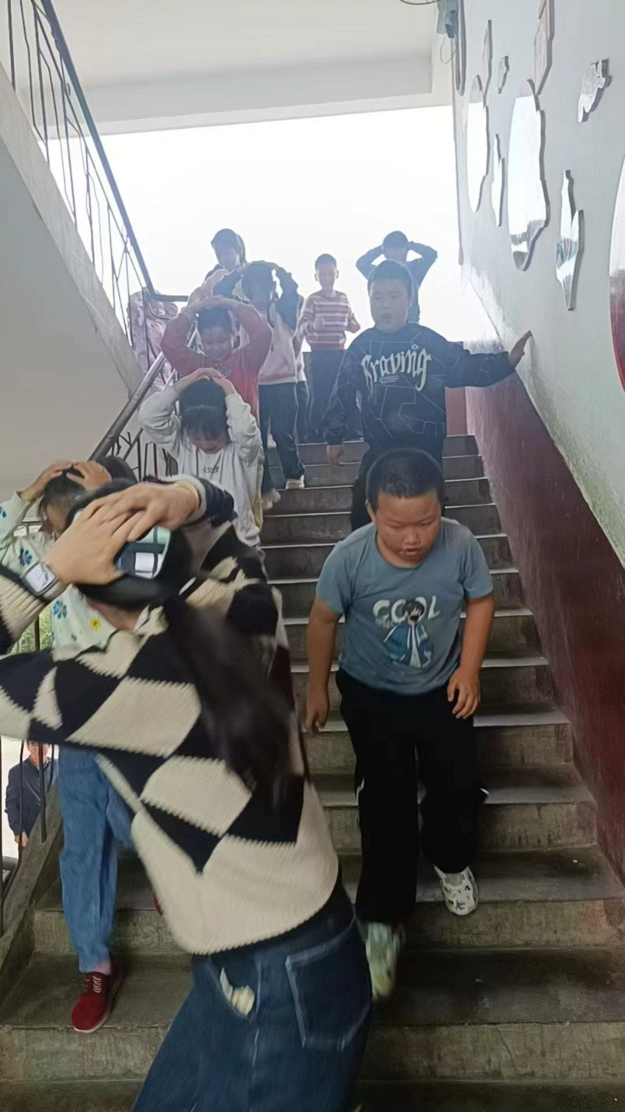 白沙中心小学举行秋季学期消防安全知识讲座及紧急疏散演练