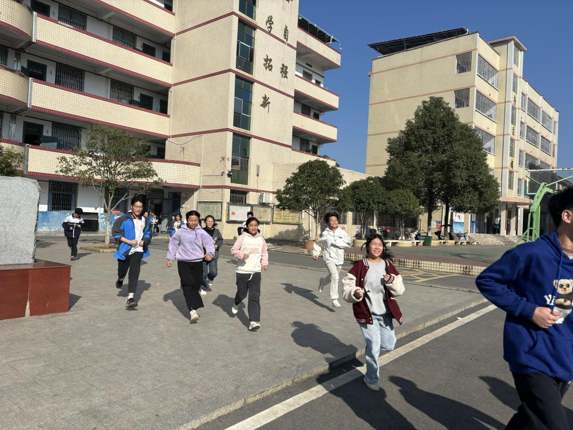 青云中学成功举行综治安全演练，为校园安全筑牢防线