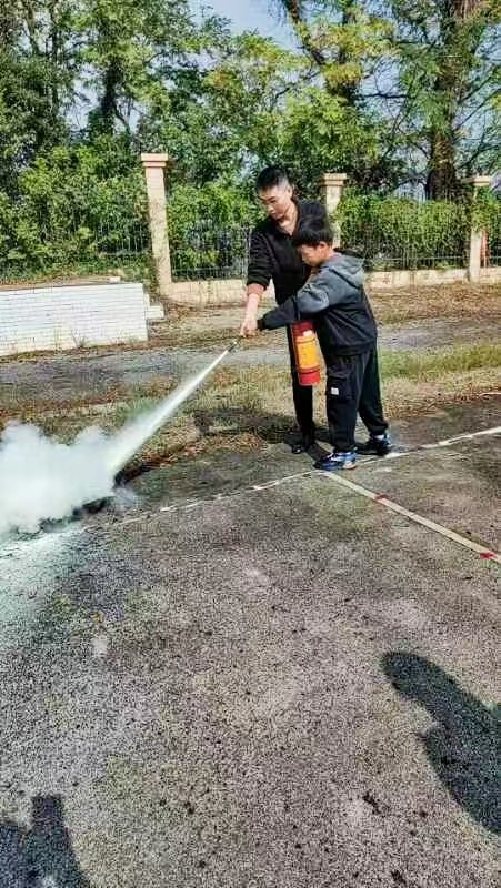 万塘乡白马田中学开展疏散演练和消防知识培训会