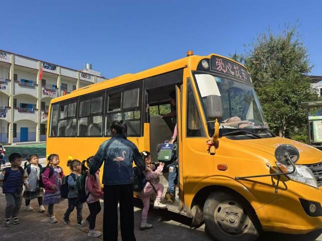 秋回龙寺镇中心幼儿园校车安全消防演练
