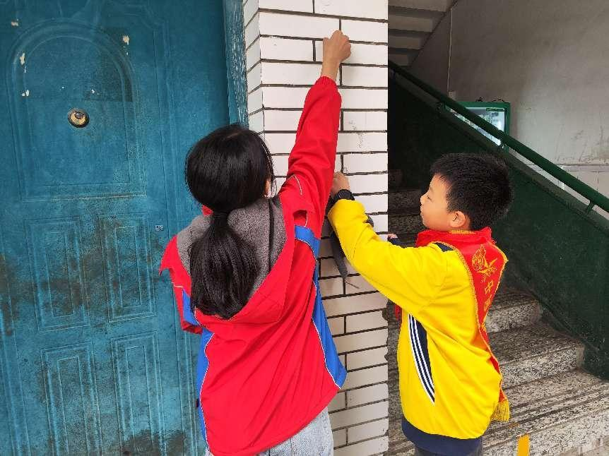 清理校园牛皮藓，争当环境保卫者