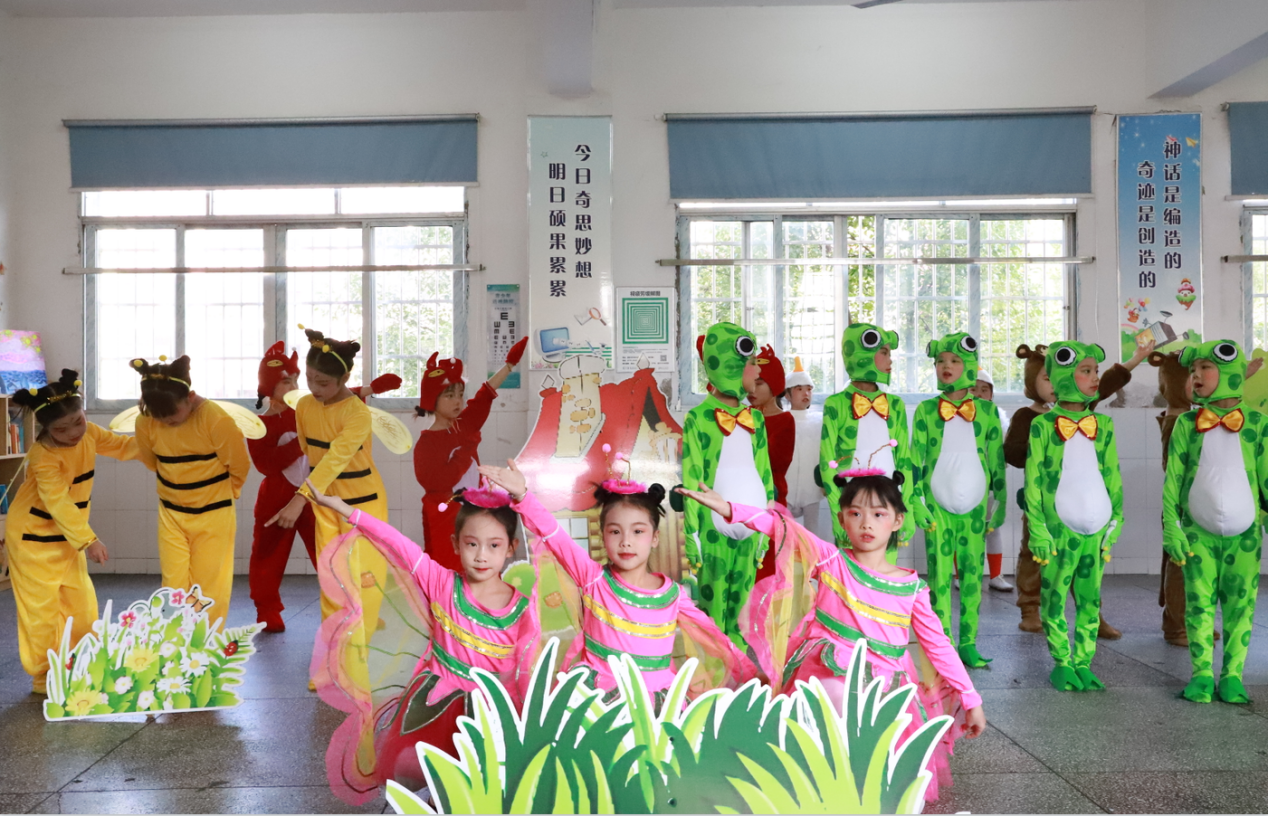 城区二小课本剧表演：二小娃以剧会友，共绘童年梦