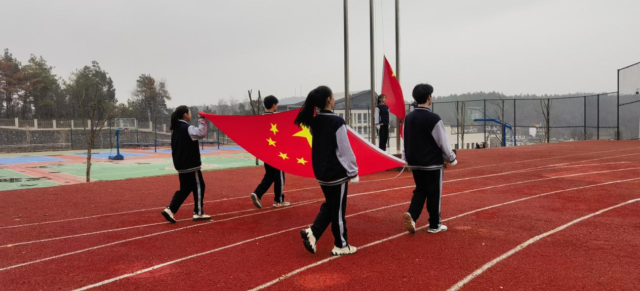 白仓镇芙蓉学校举行国旗下的讲话“爱护校园公物，争做校园主人”