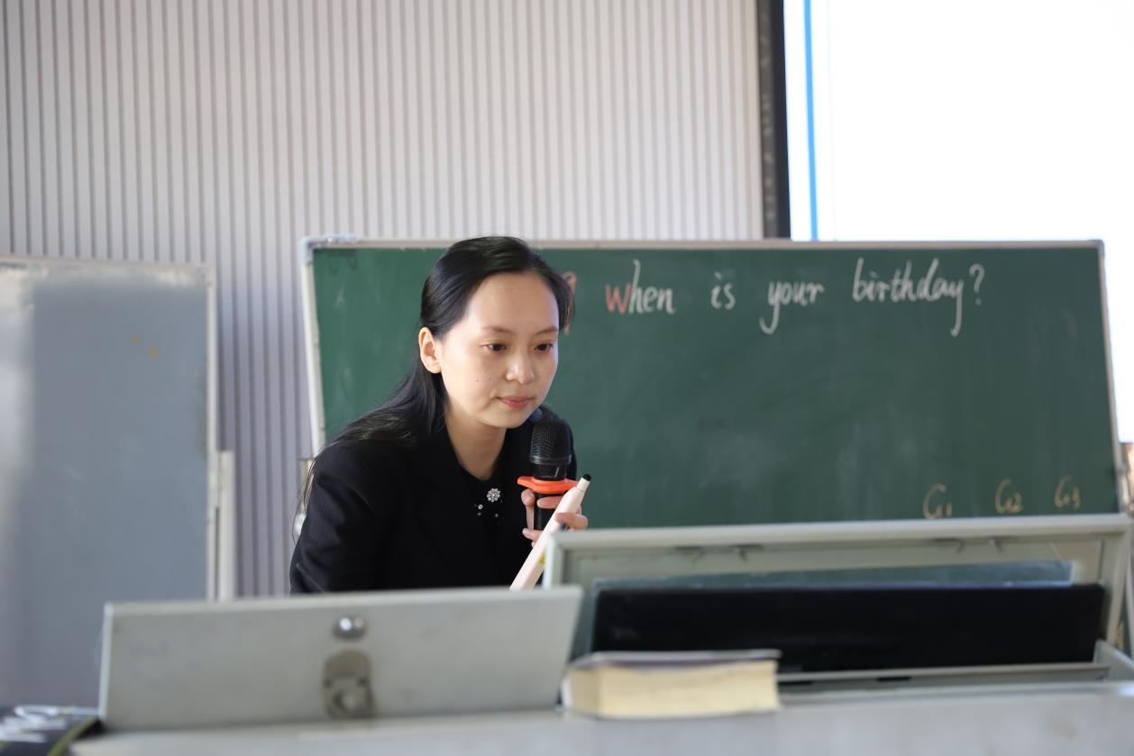 城区二小举行“国培计划”主题式校本研修项目“壹课堂”英语校本研修