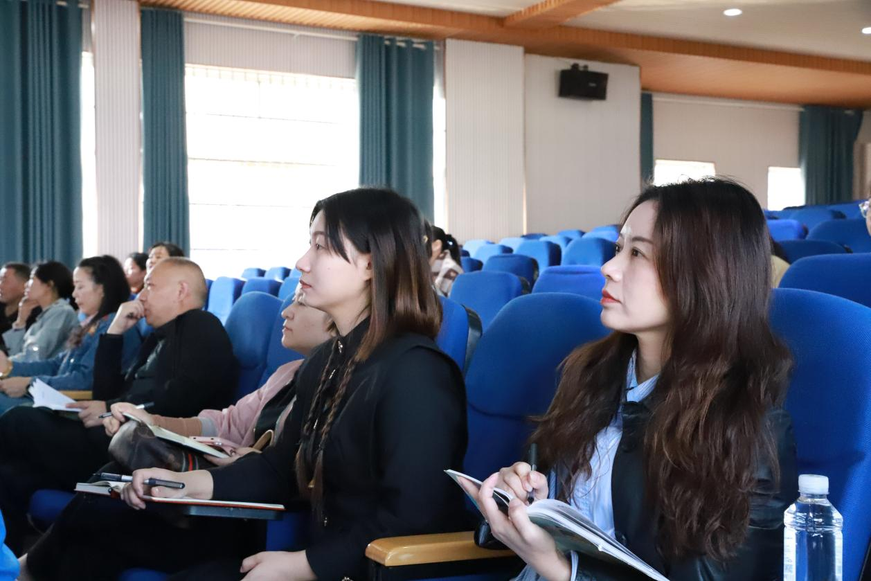 城区二小举行“国培计划”主题式校本研修项目“壹课堂”英语校本研修