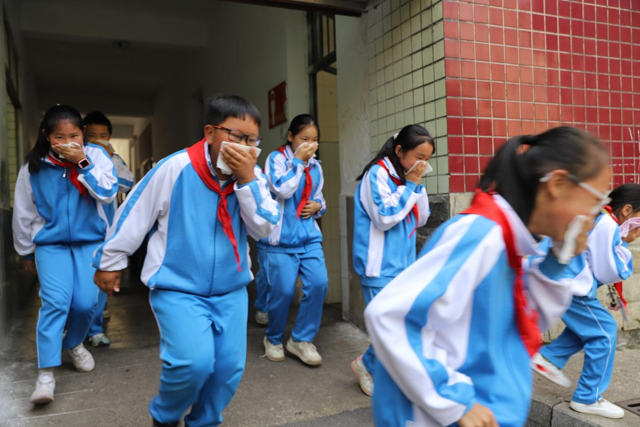 城区二小学生积极参与消防安全演练