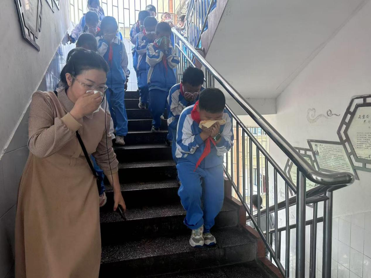 城区二小学生积极参与消防安全演练