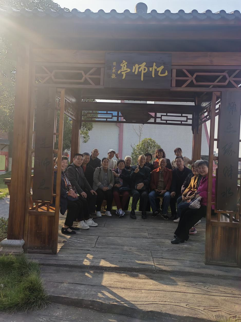 隆回二中：领导、校友母校话情缘