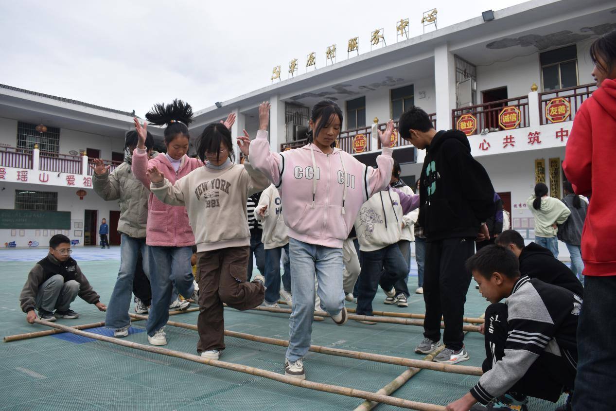 隆回瑶族乡校园欢跳竹竿舞