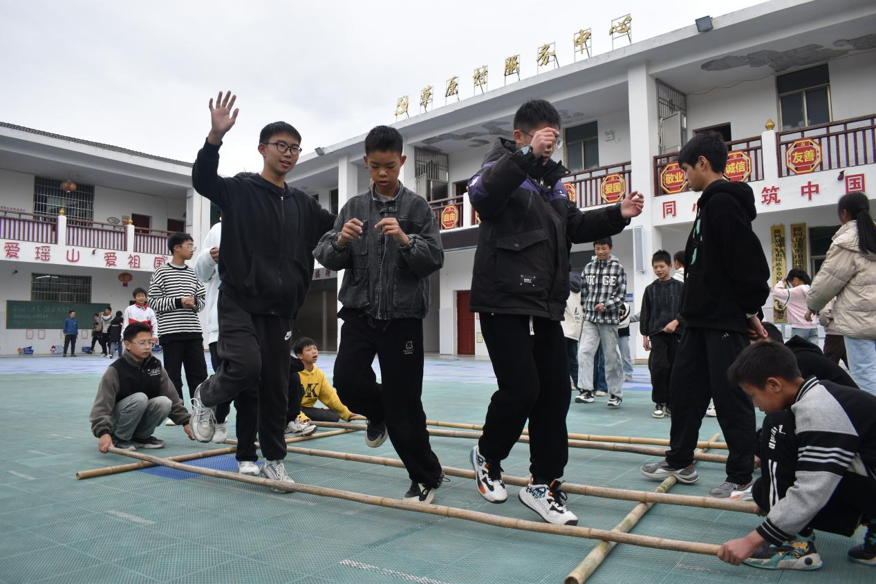 隆回瑶族乡校园欢跳竹竿舞