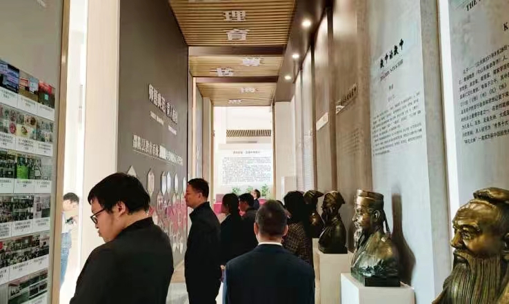 扬清正廉洁之风，办人民满意教育