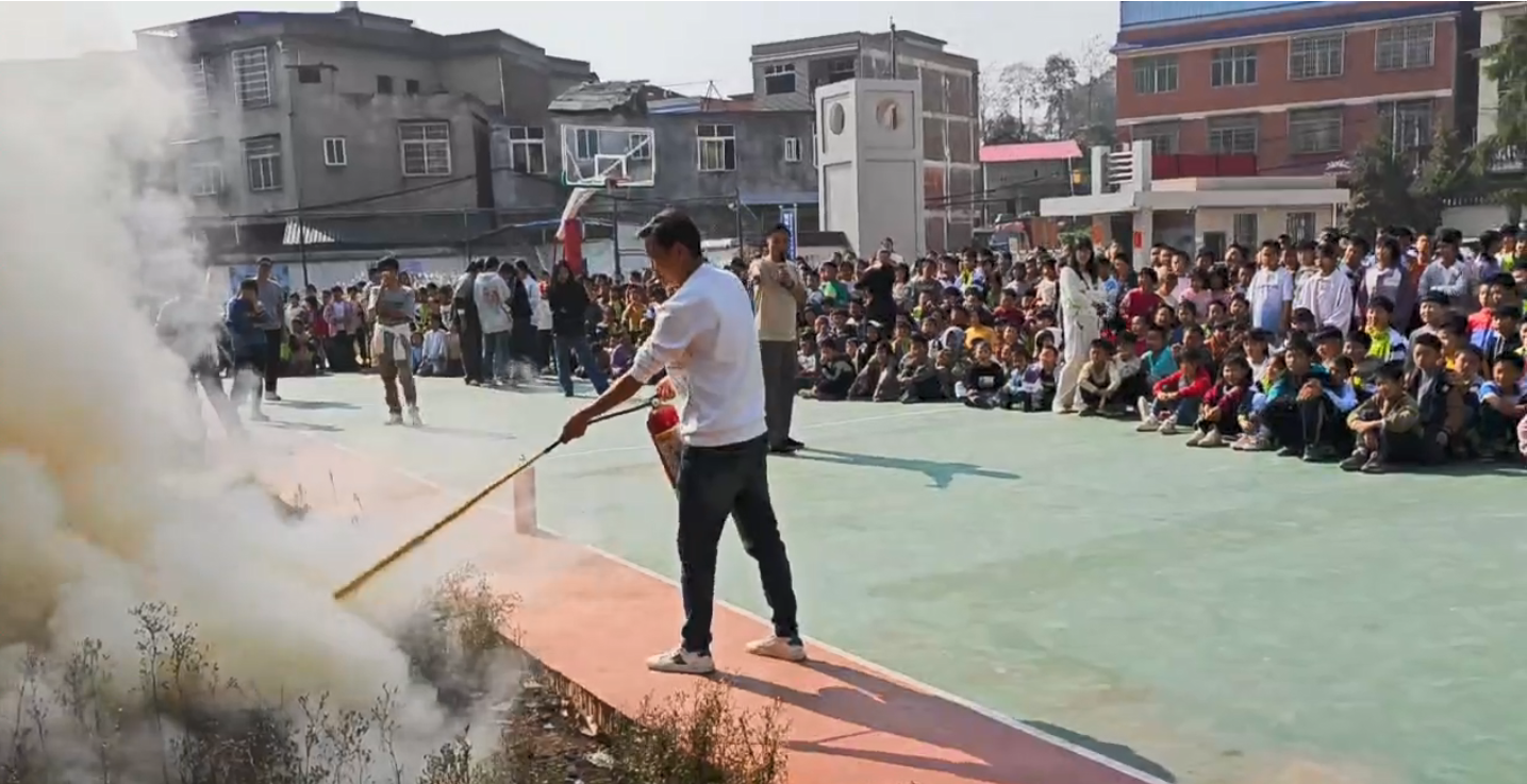 成功举办消防演练，筑牢校园安全防线