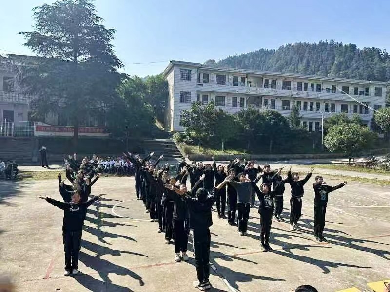 新宁县崀山镇崀山学校青少年宫 开展体操比赛