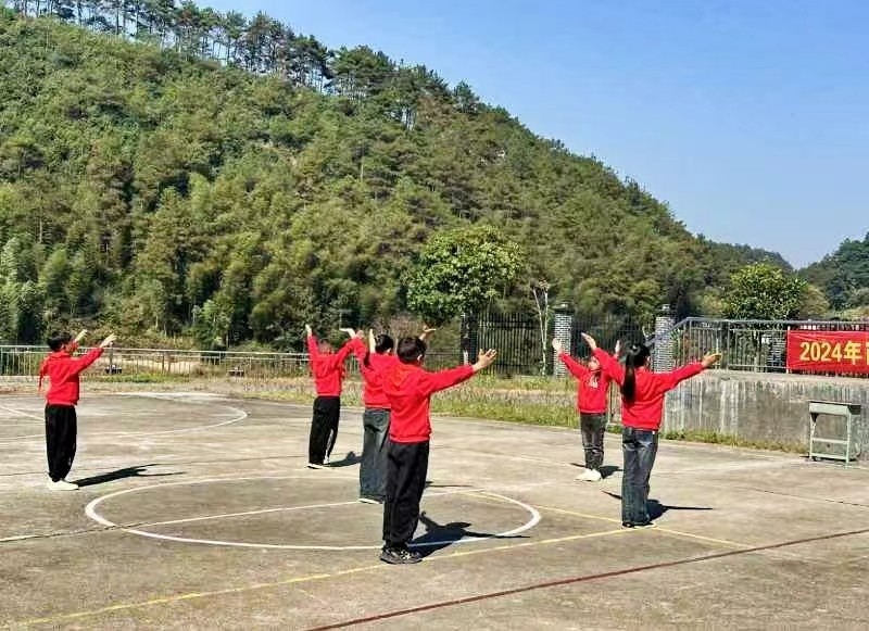 新宁县崀山镇崀山学校青少年宫 开展体操比赛