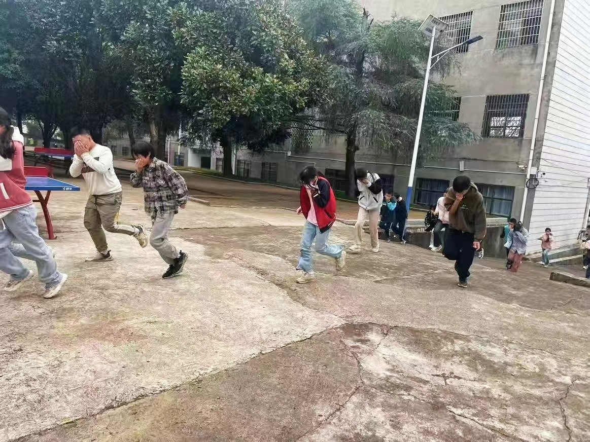 塘渡口镇黄塘初级中学 开展消防安全演练