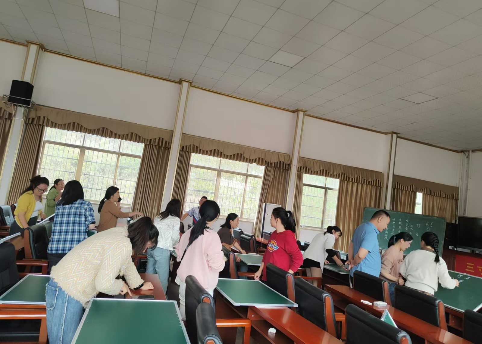 塘渡口中学举办教职工“粉笔字”基本功书写大赛