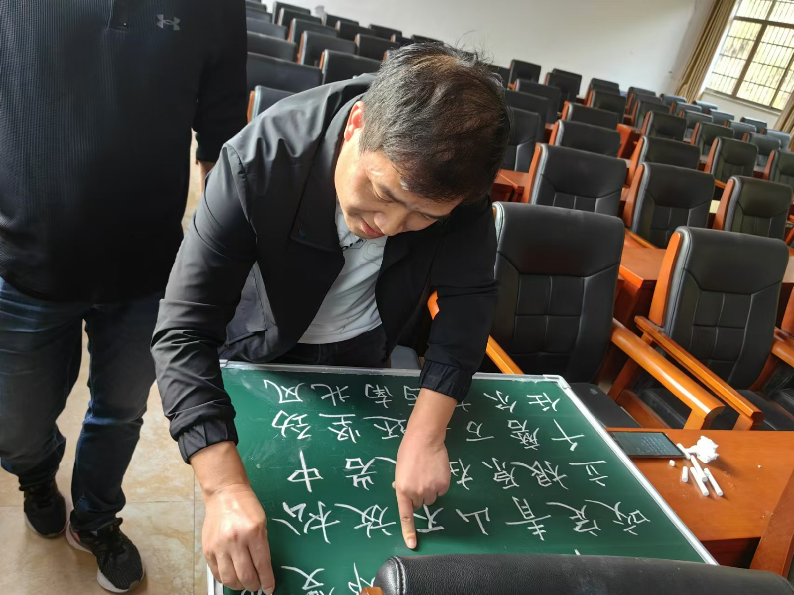 塘渡口中学举办教职工“粉笔字”基本功书写大赛