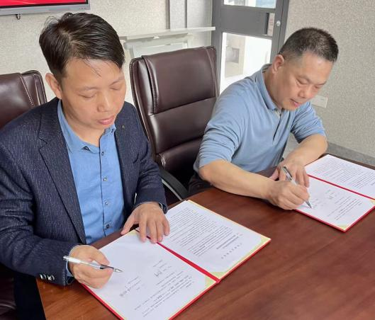 湖南安图丽新材料科技有限公司与湖南工程学院先进功能材料创新研究院校企合作签约仪式圆满完成！