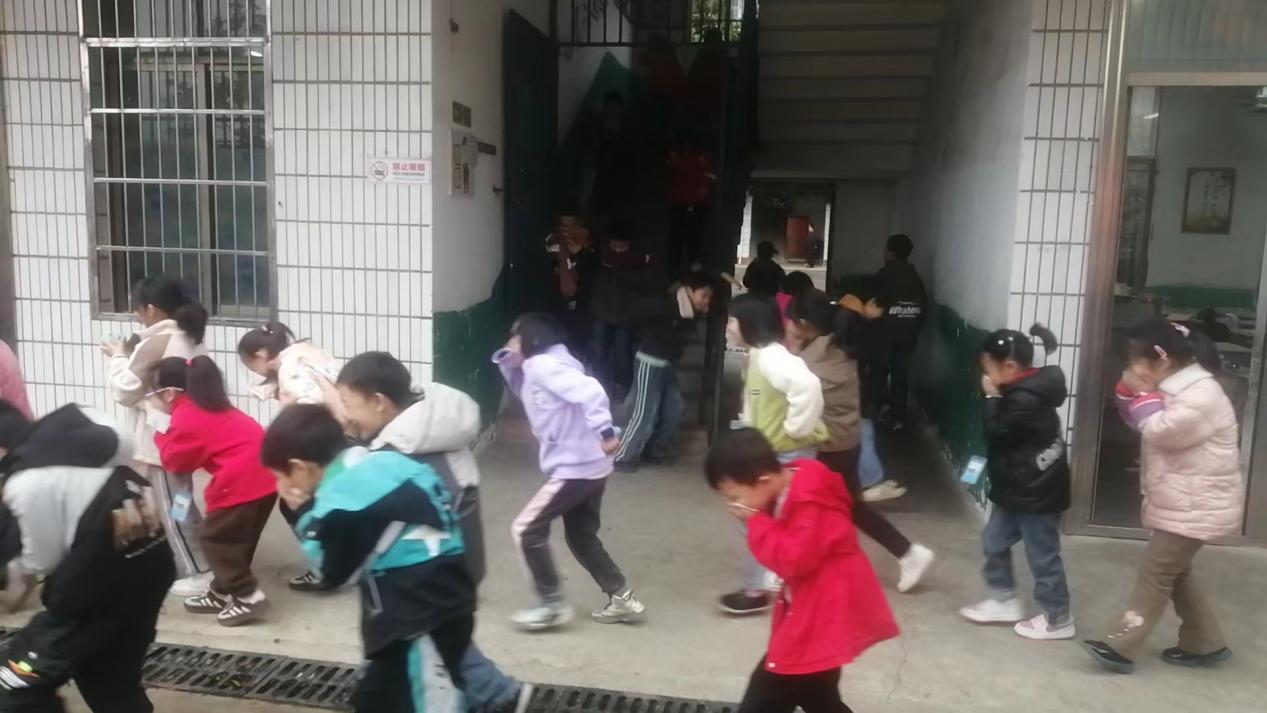 以“演”筑防 疏散有“方 ——下花桥镇中心完全小学开展消防演练