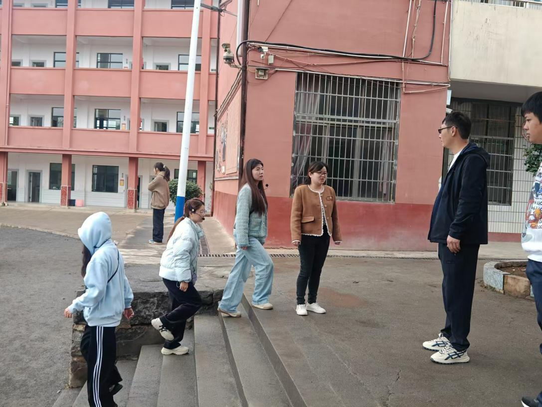 以“演”筑防 疏散有“方 ——下花桥镇中心完全小学开展消防演练