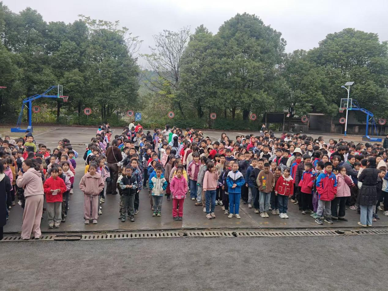 以“演”筑防 疏散有“方 ——下花桥镇中心完全小学开展消防演练