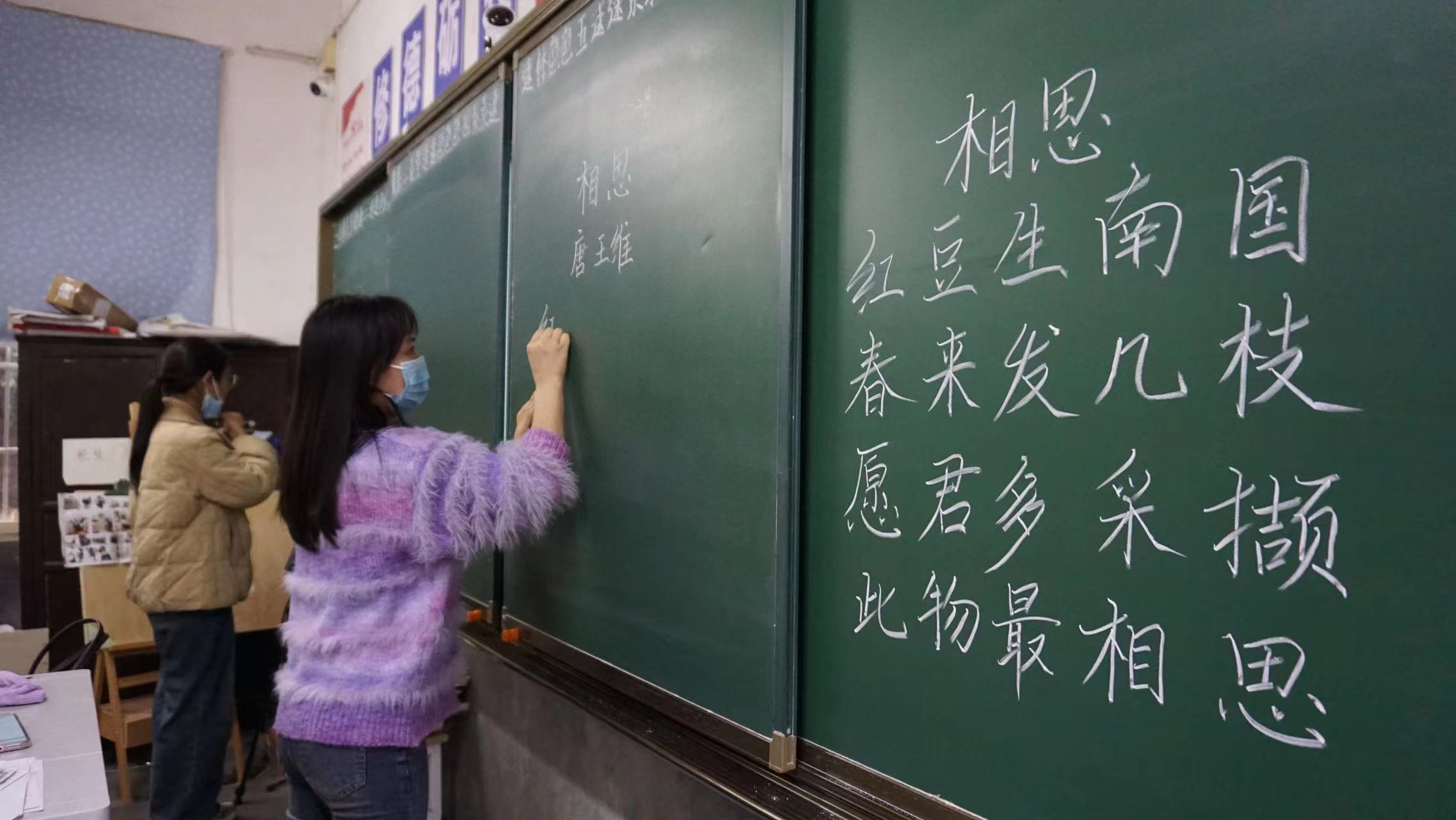 “粉 ”墨凝初心 提“ 笔”展风采