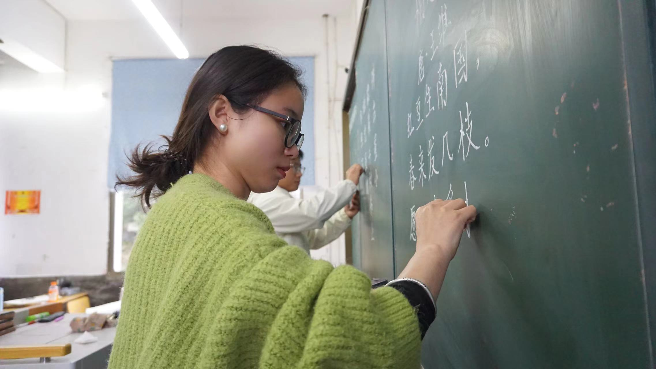 “粉 ”墨凝初心 提“ 笔”展风采