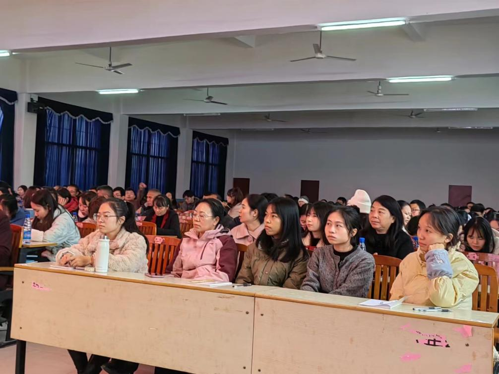 开展专项校本研修  助力教师专业成长