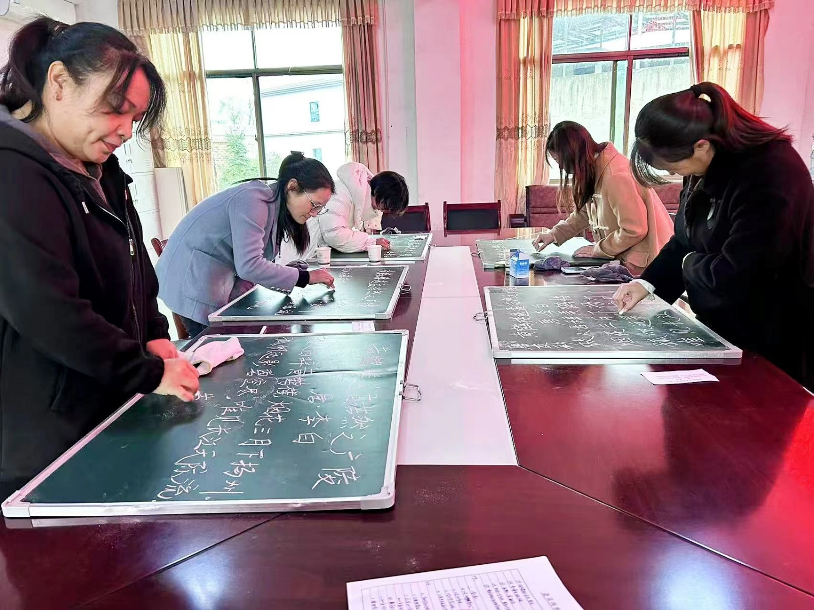 塘渡口镇黄塘中心学校举行粉笔字比赛