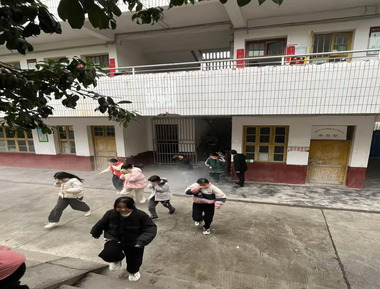 万塘中心学校开展消防安全演练培训