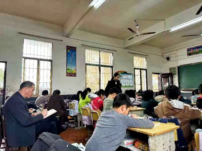 推门听课常态化，深入课堂促成长