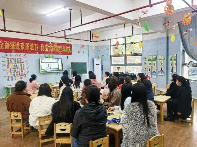 师以德立，教以爱成