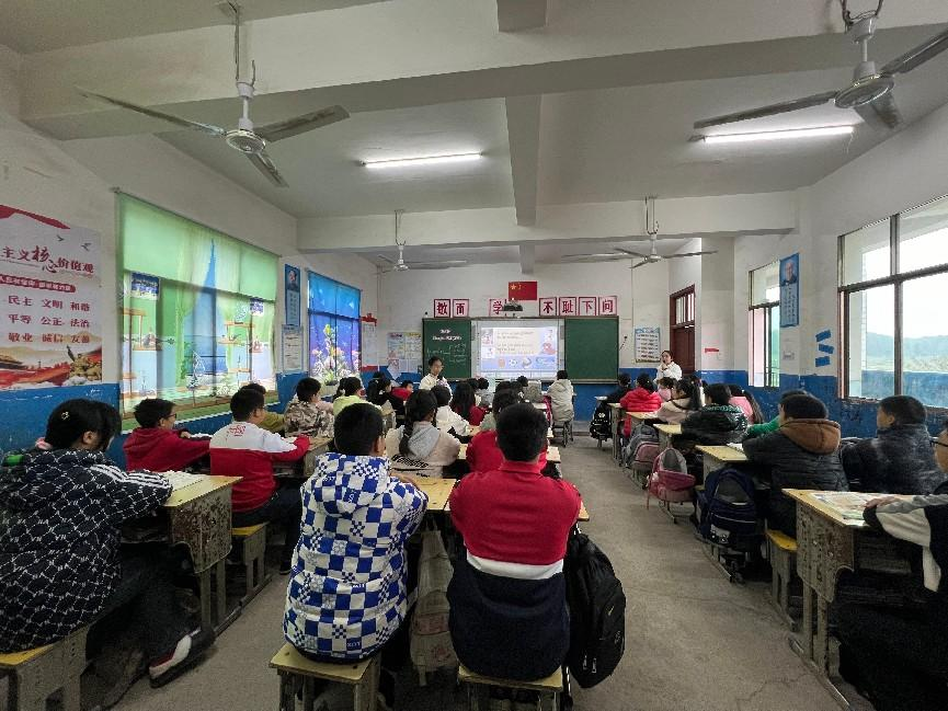 教学比武展风采，三尺讲台竞风流